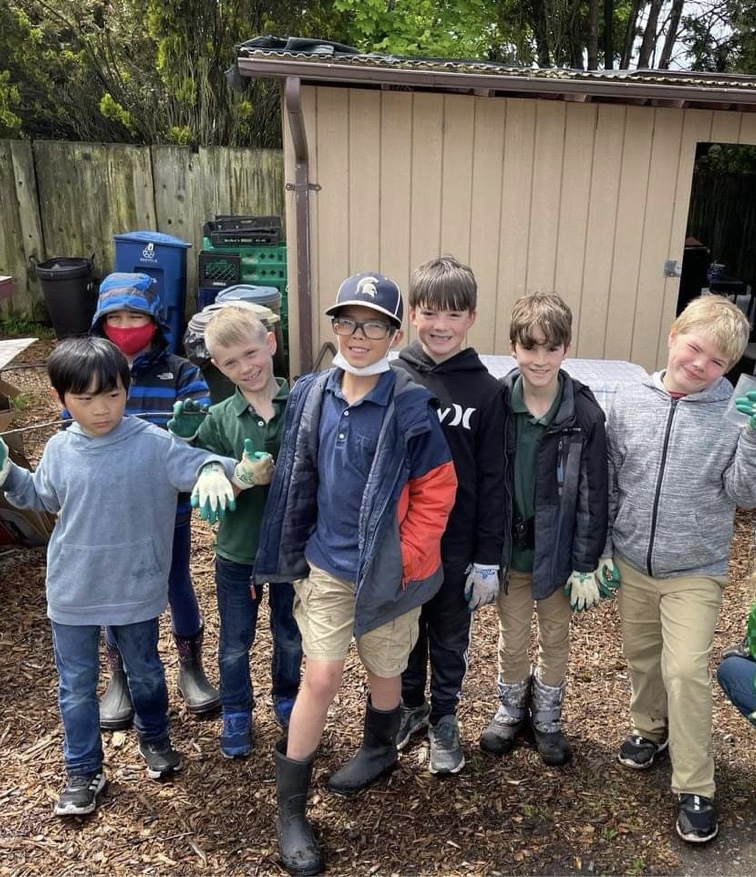 SaintPaul60's tweet photo. Our 3rd and 7th grade classes made it to the GrassRoots Garden today. It’s so good to have field trips back in action! Thanks for having us @FoodforLaneCounty! https://t.co/klyYAPuuzf