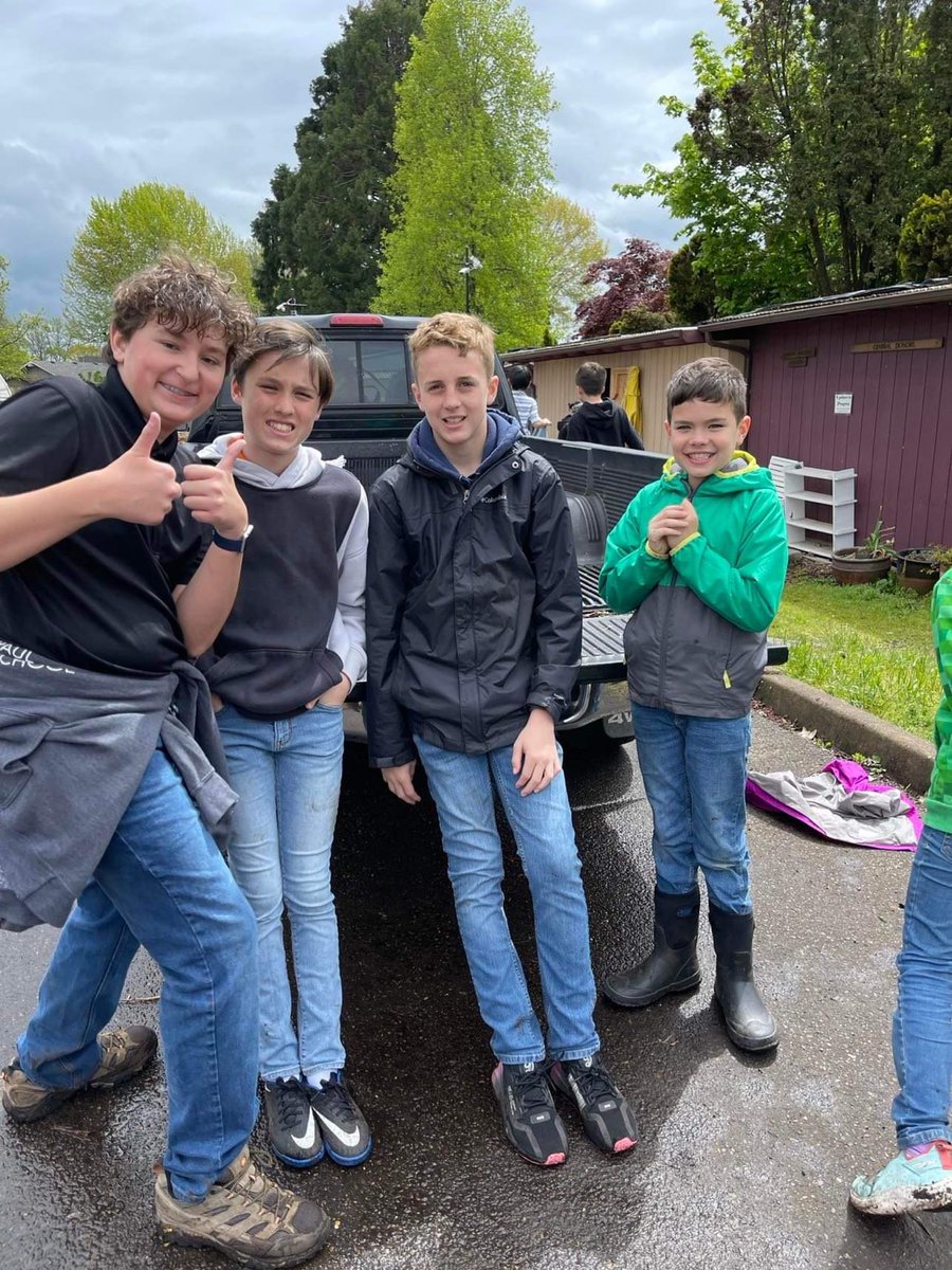 SaintPaul60's tweet photo. Our 3rd and 7th grade classes made it to the GrassRoots Garden today. It’s so good to have field trips back in action! Thanks for having us @FoodforLaneCounty! https://t.co/klyYAPuuzf