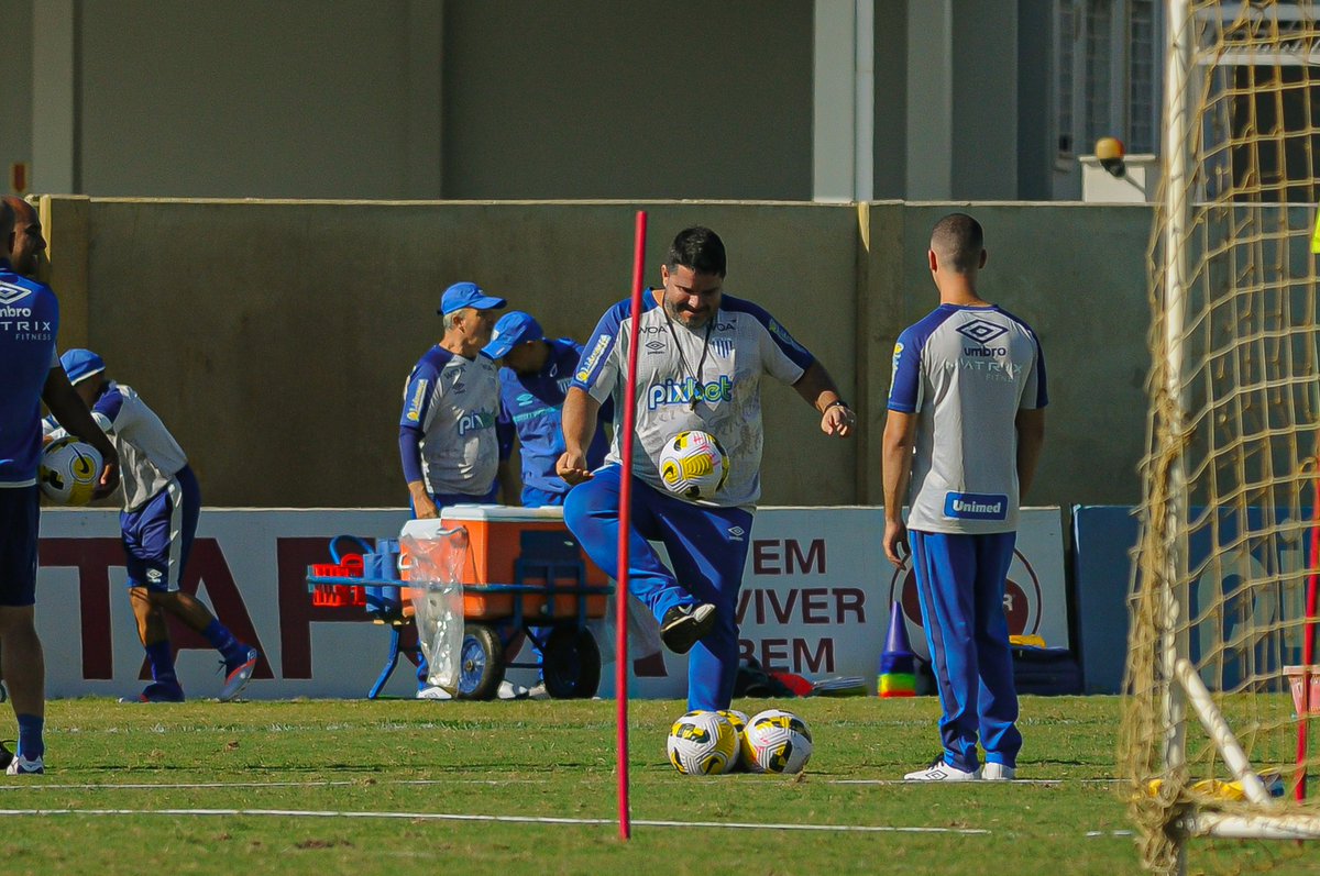 MafaldaPress's tweet photo. Treino do @AvaiFC teve ate embaixadinha com o técnico Barroca
📸: @leopiva11
#avai
#mafaldapress
#Futebol
#treino
#brasileirão2022 https://t.co/sqZOMJUnJC
