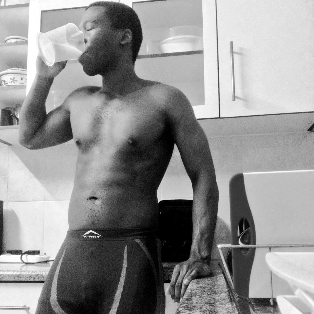 ThaboShija's tweet photo. #LateNightWorkOut this #FreyasDay and I can officially announce #TheBulkIsON
OA Push Ups (3 sets 5 reps)
Sphinx Push Ups (1 x 20)
Standing Overhead Barbell Tricep Ext (3 x 10 x 30kg)
Military Press (3 x 5 x 50kg)
Tricep Dips (3 x 10)
#MovingForMass
#LiftEatSleepRepeat
#GotMilk https://t.co/OjSXMqefNO