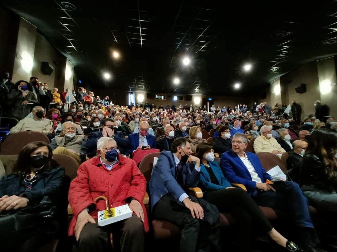 dandejoannon's tweet photo. Se @silvestrogio va a un incontro per portare avanti il candidato sindaco di #messina , @FrancescoDeDom5 , rischia di rubargli la scena... https://t.co/1YOsvXQH1C