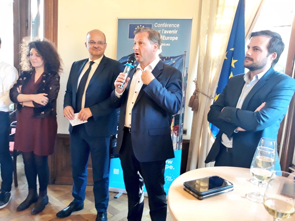 FMouillaud22's tweet photo. Présent, avec les présidents départementaux @RenaissanceUE, et son directeur @MdeBezenac, à une soirée d'échanges à Strasbourg avec les députés 🇪🇺 @GrudlerCh @fabienne_keller et 🇨🇵 @SylvainWaserman, à la veille de la marche pour l'Europe à l'occasion de la clôture de la #CoFoE. https://t.co/BDh6mJjXKp