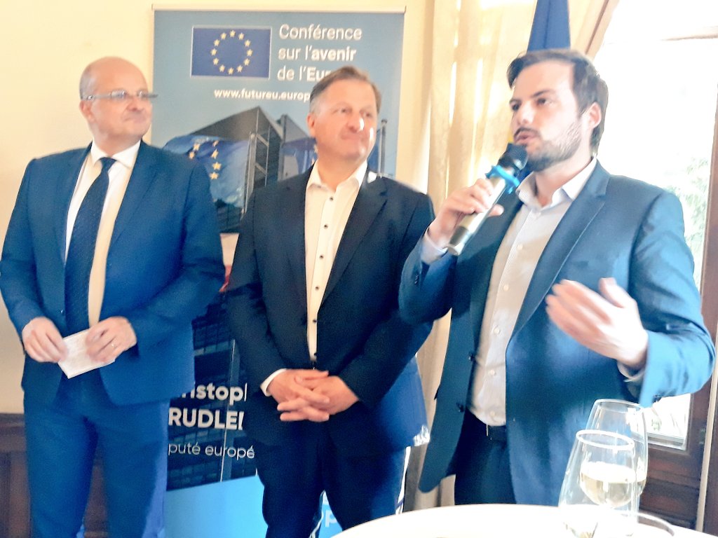 FMouillaud22's tweet photo. Présent, avec les présidents départementaux @RenaissanceUE, et son directeur @MdeBezenac, à une soirée d'échanges à Strasbourg avec les députés 🇪🇺 @GrudlerCh @fabienne_keller et 🇨🇵 @SylvainWaserman, à la veille de la marche pour l'Europe à l'occasion de la clôture de la #CoFoE. https://t.co/BDh6mJjXKp
