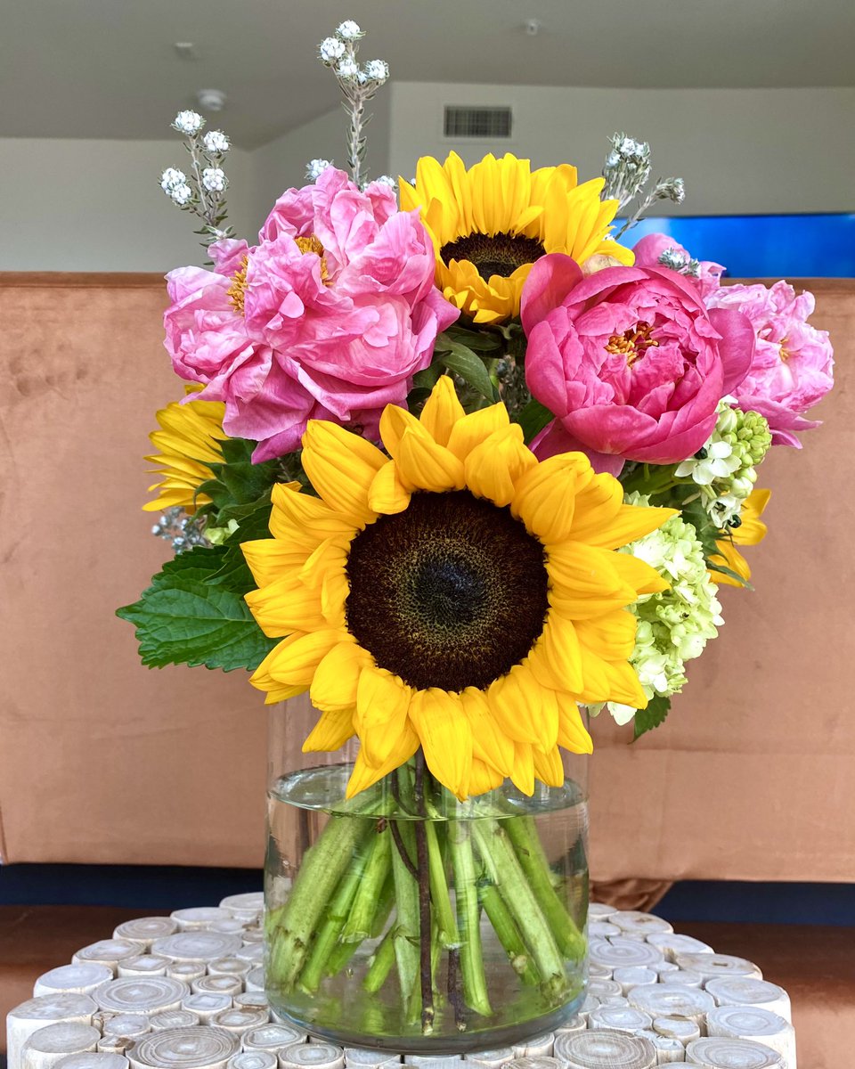 roddiecooper's tweet photo. i have become a nigga that doesn’t like just ordering flowers for my ol lady, instead going pick them &amp; arranging myself. still a la shaky, but i’m getting a lot better.. 

peonies, sunflowers, white cotton bushes, mini hydrangeas and a few star of bethlehems. https://t.co/ELg7MmVWIK