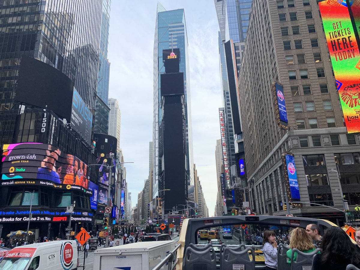 LaddersHQ's tweet photo. The 3rd and final day of our 2022 Ladders Global Meet was a hit! After an all-day #hackathon, our team enjoyed the nice weather on an NYC bus tour followed by dinner and karaoke. Thank you to our partners and employees for making this event so special! #LaddersGM2022 🗽🪜 https://t.co/d1owuxdZQH