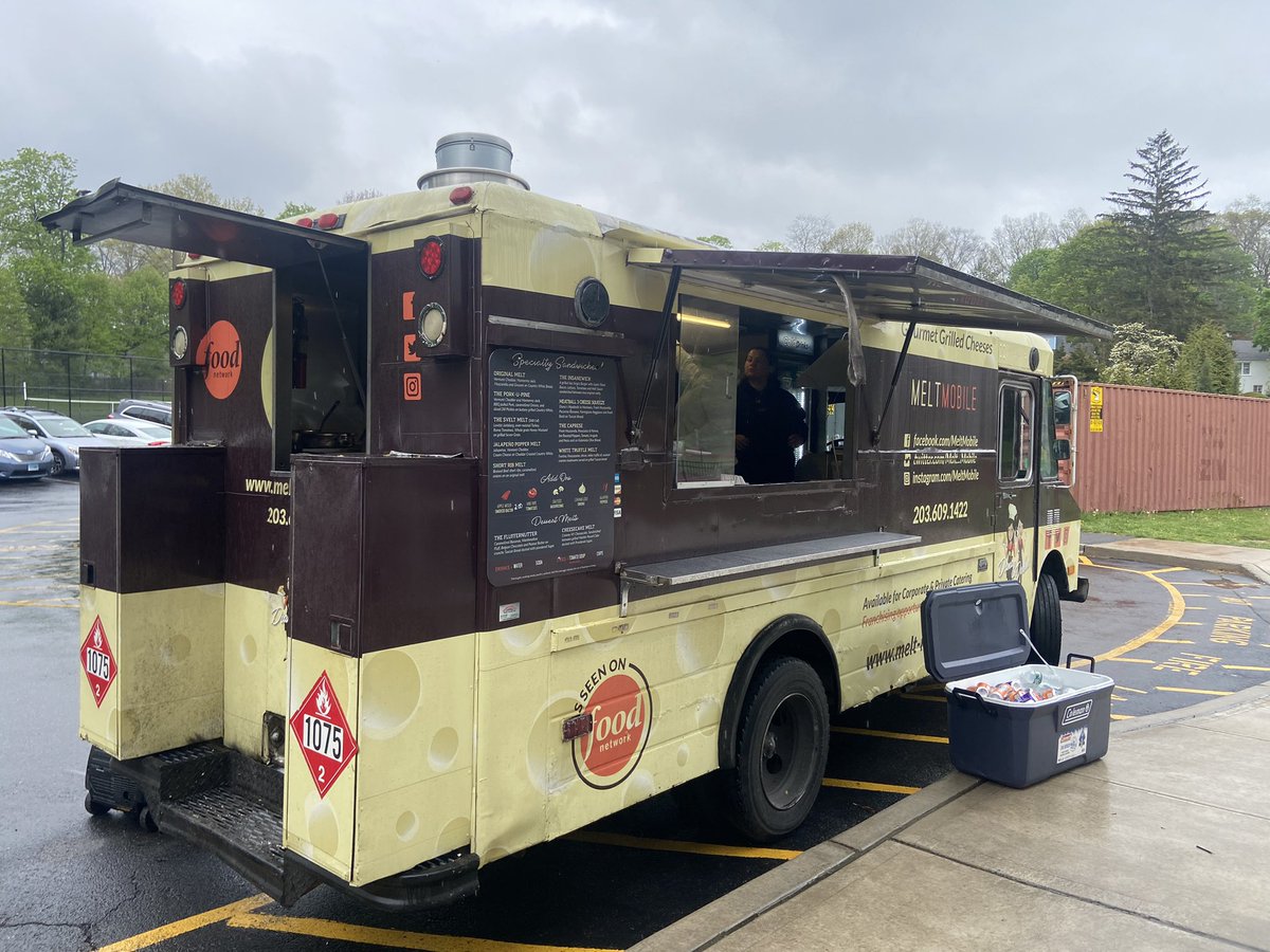 MsHeymanMusic's tweet photo. Thank you to our INCREDIBLE PTA for this delicious treat today! It was the perfect ending to #TeacherAppreciationWeek 💕 https://t.co/pmU2razOqV