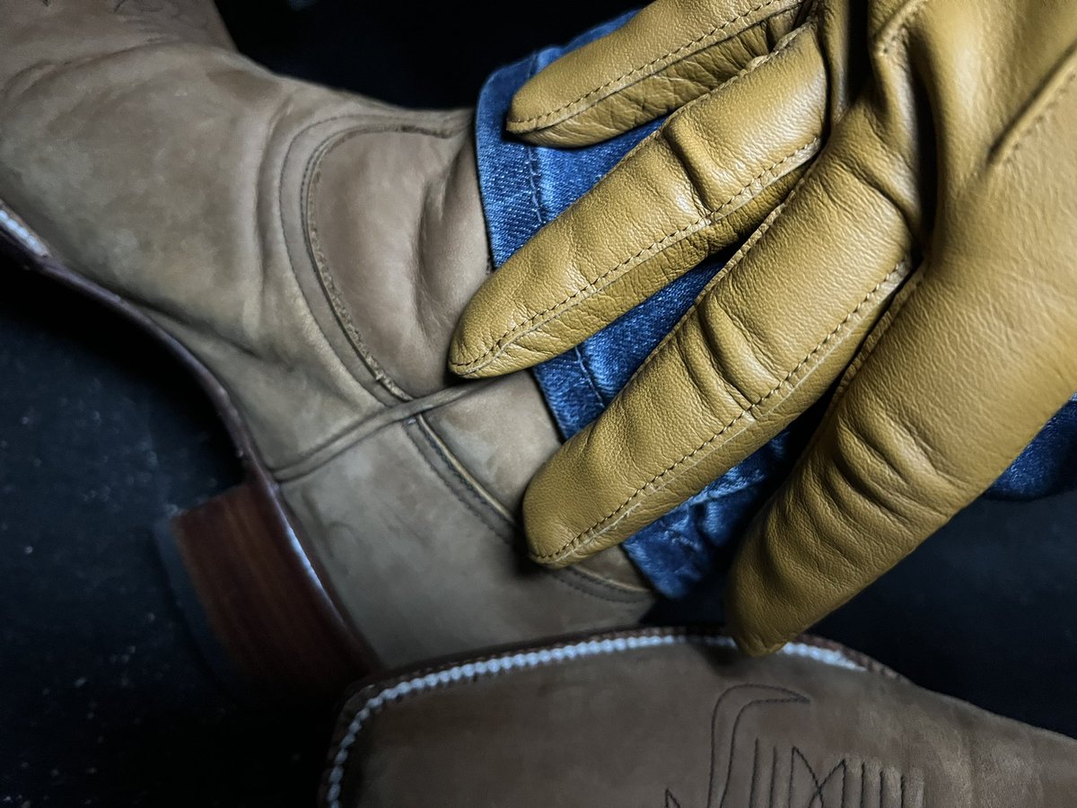 PedalFanYt's tweet photo. #TGIF Everyone!
Recently acquired a new pair of #leathergloves from @StompersGloves. Thought I’d try them out even as the weather gets a little bit warmer. 
🔥🔥🔥
#leather #gloves #cowboyboots #nubuck #skin #bootmen #pedalpumpers #pedalplay #pedal https://t.co/Fo929DybVj