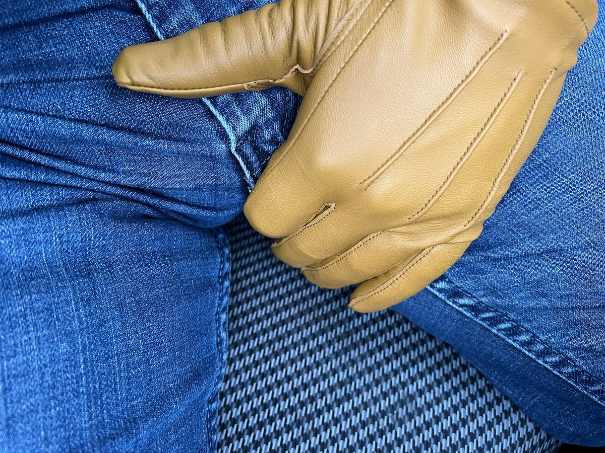PedalFanYt's tweet photo. #TGIF Everyone!
Recently acquired a new pair of #leathergloves from @StompersGloves. Thought I’d try them out even as the weather gets a little bit warmer. 
🔥🔥🔥
#leather #gloves #cowboyboots #nubuck #skin #bootmen #pedalpumpers #pedalplay #pedal https://t.co/Fo929DybVj