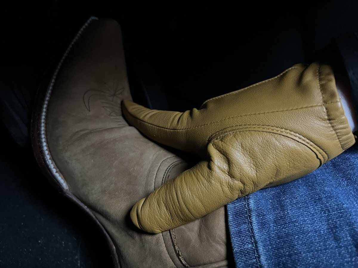 PedalFanYt's tweet photo. #TGIF Everyone!
Recently acquired a new pair of #leathergloves from @StompersGloves. Thought I’d try them out even as the weather gets a little bit warmer. 
🔥🔥🔥
#leather #gloves #cowboyboots #nubuck #skin #bootmen #pedalpumpers #pedalplay #pedal https://t.co/Fo929DybVj