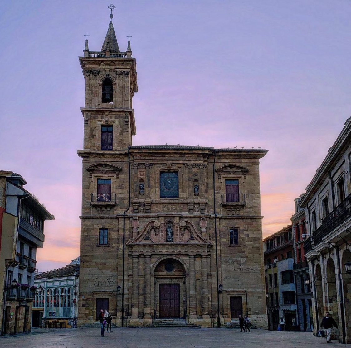 ¡Buenas noches <a href="/igers_oviedo/">Igers Oviedo</a>! Se termina el día en #Oviedo 📸😍🙌🏻✨foto de <a href="/peluchiiin/">Alex Alvarez</a>

 ✨❤️✨🌟💫✨#igerstierrina #igers_oviedo #igersspain #igers #igersoviedo #igersasturias