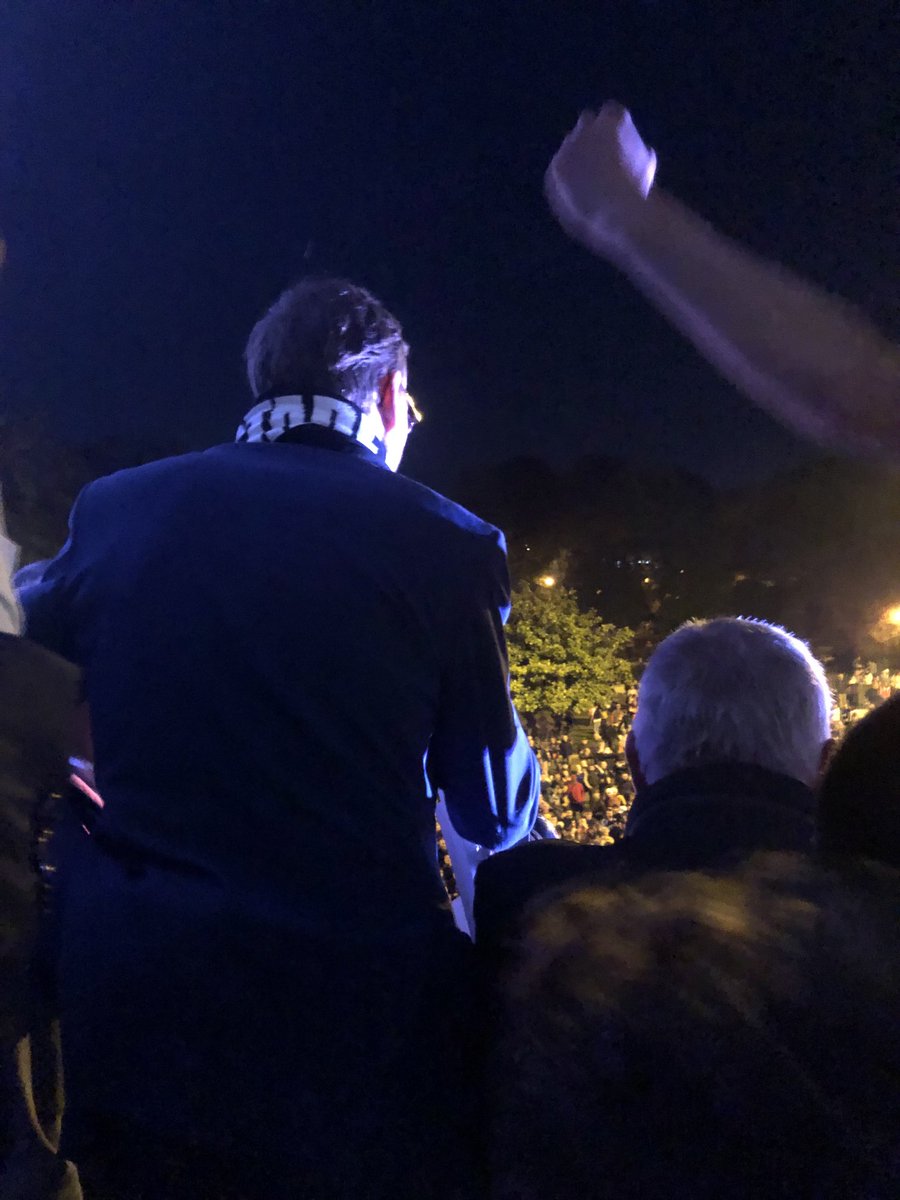 GPoirier53's tweet photo. « Ce soir nous sommes fiers d’être Lavallois, nous sommes fiers du Stade lavallois » (Le maire Florian Bercault au balcon de l’hôtel de ville). 👍👏🧡🖤 https://t.co/4rXGASHEA8