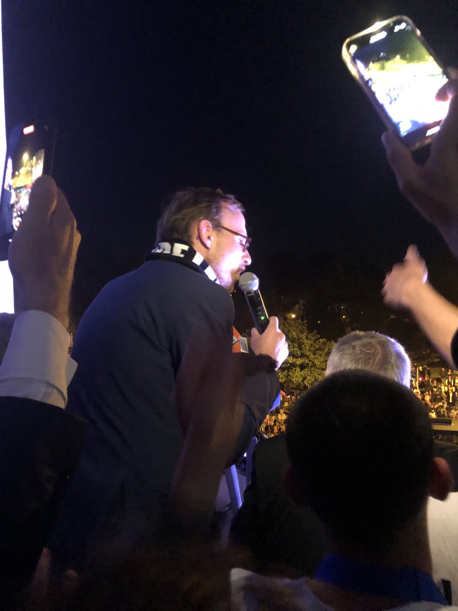 GPoirier53's tweet photo. « Ce soir nous sommes fiers d’être Lavallois, nous sommes fiers du Stade lavallois » (Le maire Florian Bercault au balcon de l’hôtel de ville). 👍👏🧡🖤 https://t.co/4rXGASHEA8