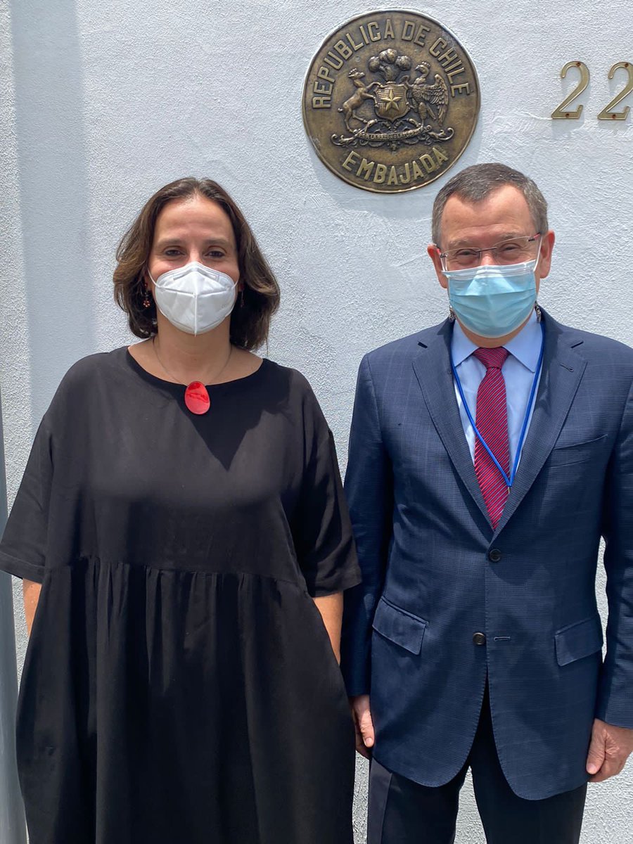 Minrel_Chile's tweet photo. En el marco de la visita que la Canciller @UrrejolaRREE inició en Costa Rica, fue recibida por el embajador Óscar Alcamán en la @Echilecostarica.

Sostuvo encuentro con la comunidad de chilenos radicada en ese país. https://t.co/4dyKnhPTK5