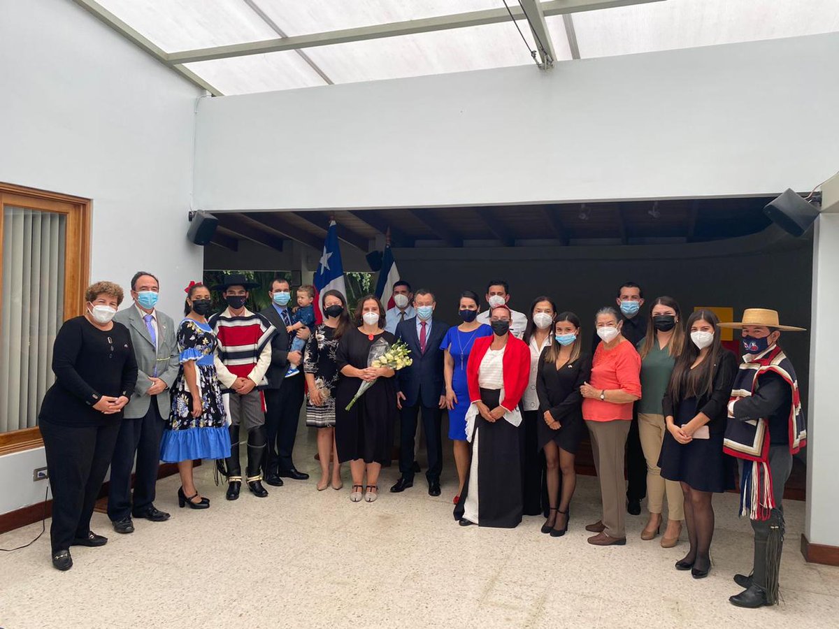 Minrel_Chile's tweet photo. En el marco de la visita que la Canciller @UrrejolaRREE inició en Costa Rica, fue recibida por el embajador Óscar Alcamán en la @Echilecostarica.

Sostuvo encuentro con la comunidad de chilenos radicada en ese país. https://t.co/4dyKnhPTK5
