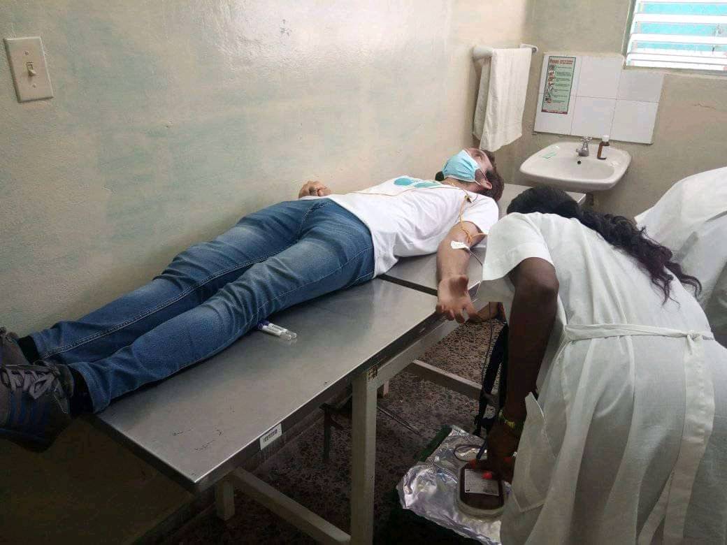 RPolancoF's tweet photo. #Cuba herida por el horrible accidente del #HotelSaratoga.

Pero la solidaridad de los cubanos se acrecienta. Nuestros jóvenes y estudiantes se movilizan para donar su sangre.

La nación toda tensa voluntades y se une más.

#FuerzaCuba. https://t.co/u6dlb2ze3x