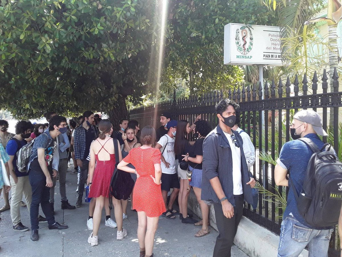 RPolancoF's tweet photo. #Cuba herida por el horrible accidente del #HotelSaratoga.

Pero la solidaridad de los cubanos se acrecienta. Nuestros jóvenes y estudiantes se movilizan para donar su sangre.

La nación toda tensa voluntades y se une más.

#FuerzaCuba. https://t.co/u6dlb2ze3x
