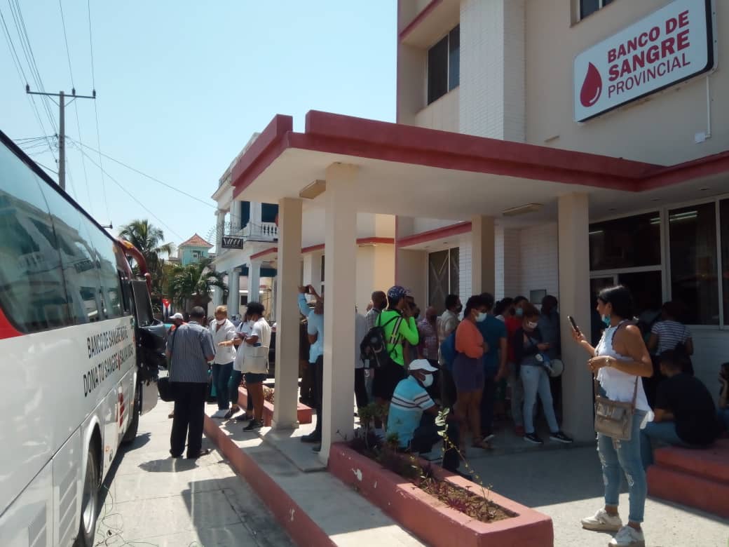RPolancoF's tweet photo. #Cuba herida por el horrible accidente del #HotelSaratoga.

Pero la solidaridad de los cubanos se acrecienta. Nuestros jóvenes y estudiantes se movilizan para donar su sangre.

La nación toda tensa voluntades y se une más.

#FuerzaCuba. https://t.co/u6dlb2ze3x