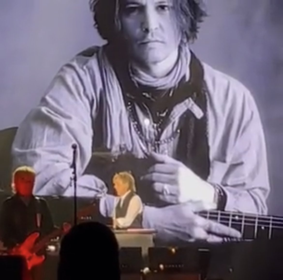 Librattus's tweet photo. En pleno concierto, Paul McCartney proyectó una imagen de Johnny Depp en medio de juicio contra Amber Heard. #AmberHeardIsAnAbuser #AmberHeardlsALiar #DeppVsHeard #DeppHeardTrial #JohnnyDepp https://t.co/ZjIotcHgSF
