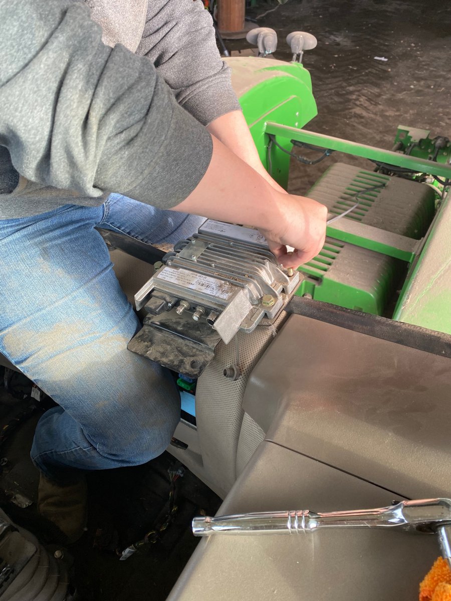 LeadingEdgeEq's tweet photo. Our Integrated Solutions team in action! 3G to 4G MTG upgrade on a #9560R, enabling #JDLink connectivity. https://t.co/lzRI0Y3cVT