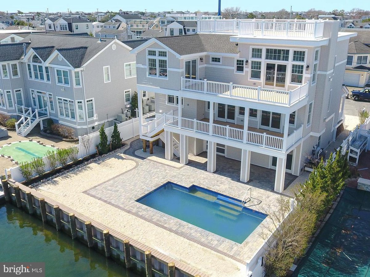 LongBeachIsland's tweet photo. #OpenHouse Sat 10-3pm $3,799,000
19 W DUNE LN LONG BEACH TOWNSHIP #LBI
Info https://t.co/xa0soLdYM8 New #lagoonfront construction sited on a wide, deep, free-running lagoon close to the open bay with 60' of brand-new bulkhead and a pool. https://t.co/ywRpf3Odp2