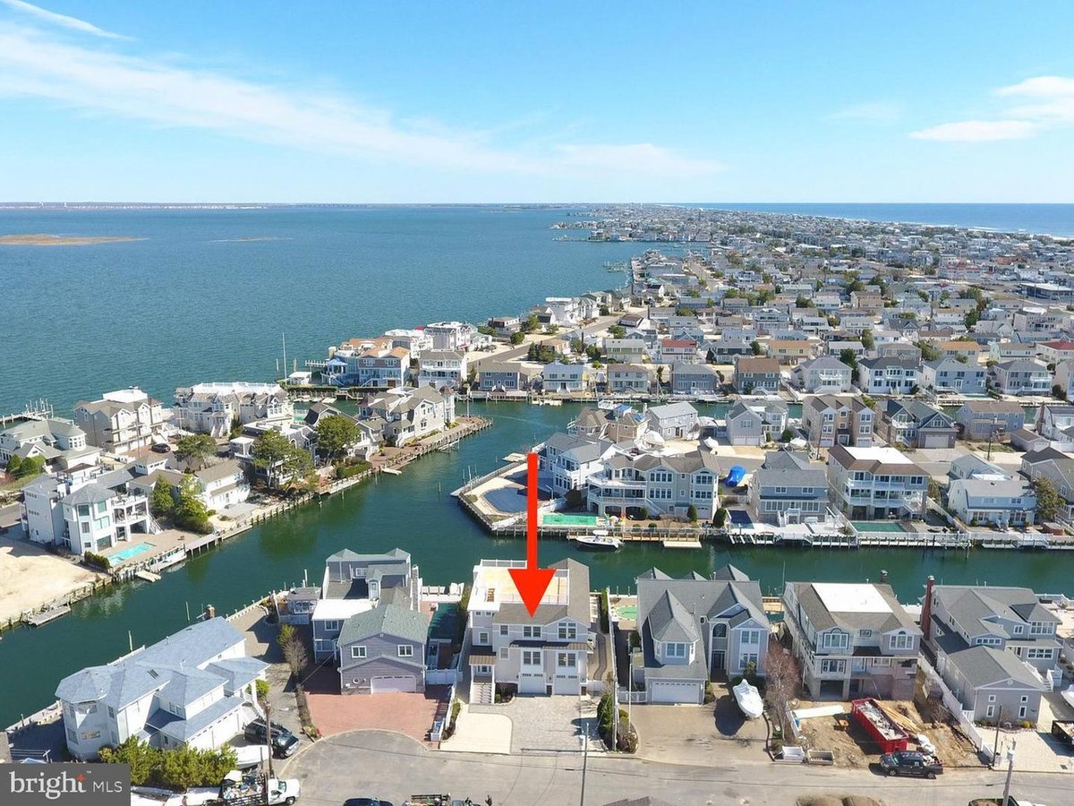 LongBeachIsland's tweet photo. #OpenHouse Sat 10-3pm $3,799,000
19 W DUNE LN LONG BEACH TOWNSHIP #LBI
Info https://t.co/xa0soLdYM8 New #lagoonfront construction sited on a wide, deep, free-running lagoon close to the open bay with 60' of brand-new bulkhead and a pool. https://t.co/ywRpf3Odp2