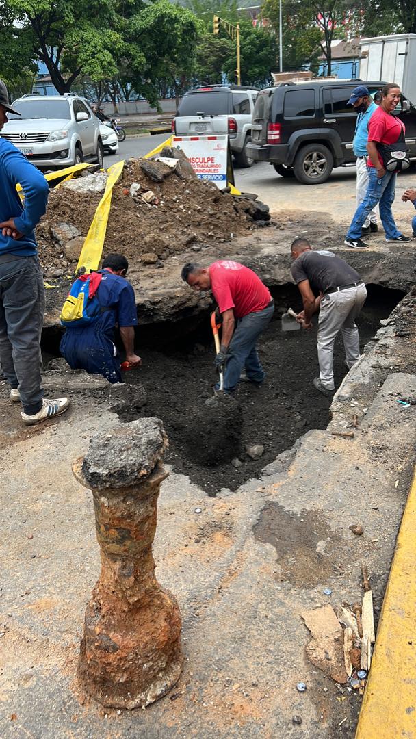 brippas's tweet photo. Gracias a los tapa huecos y en colaboración de las brippas ya estamos tapando la averia de la avenida principal del algodonal. https://t.co/jJ1C2W0usz
