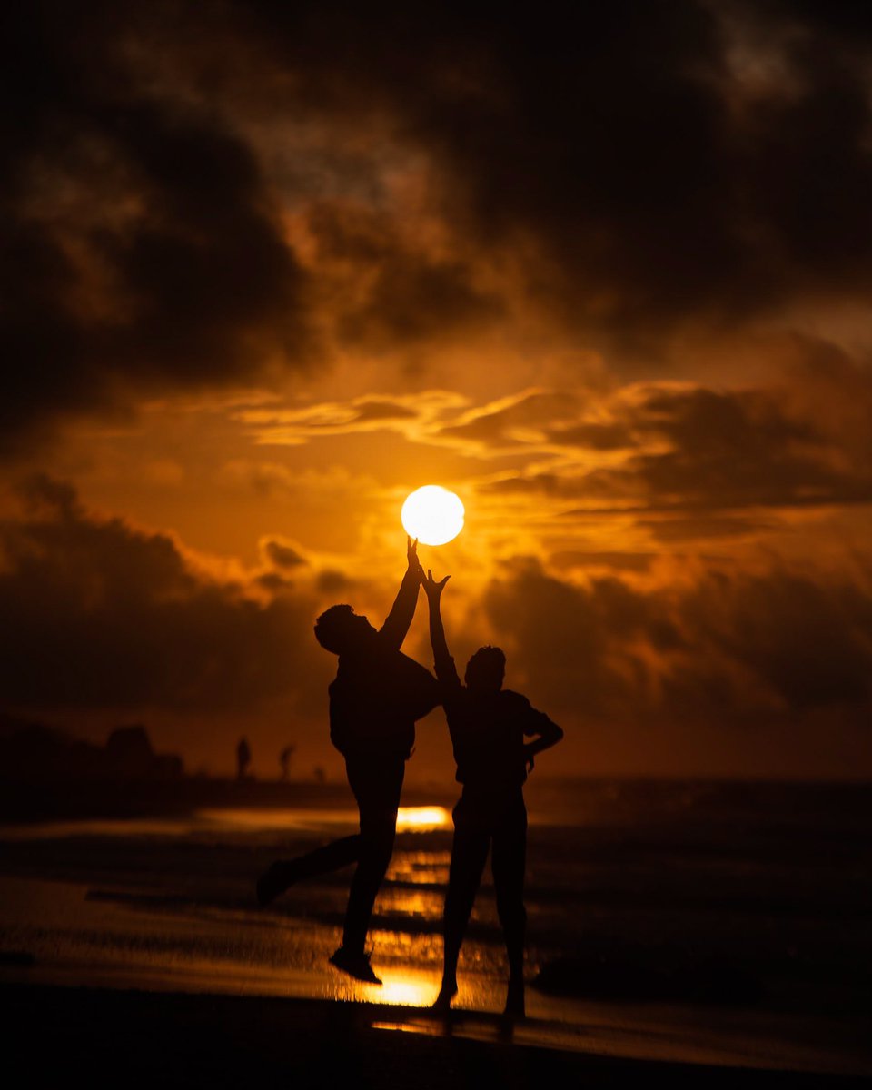 CeylanVisuals's tweet photo. Gn Fam ✨
Yesterday, we had lots of fun on the beach 🏝 
Here is “Children of the Sun”👇🏼
#sunset #silhouette https://t.co/ajCfzHaGVB