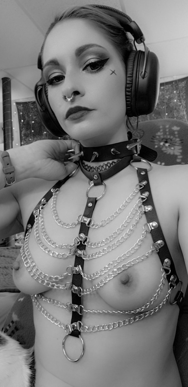 🔴LIVE NOW with @lewdthebodies on stripchat and joystick! And it's Vampire: The Masquerade!! That's right, it's back!!! And so is Maggie!! And she's all punk now. https://t.co/3p99N4q09v
