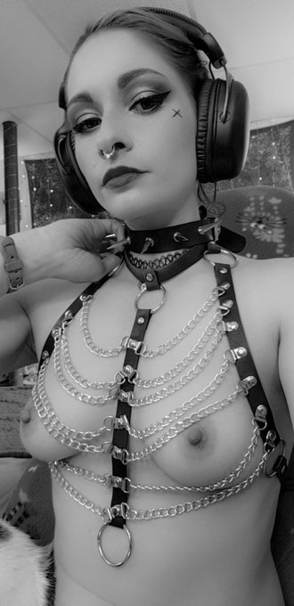 Blyss Steele 🎮🕹🐱 - 🔴LIVE NOW with @lewdthebodies on stripchat and joystick! And it's Vampire: The Masquerade!! That's right, it's back!!! And so is Maggie!! And she's all punk now. https://t.co/3p99N4q09v