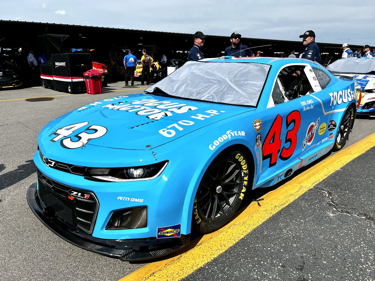 Richard, is that you? 🔥

#NASCARThrowback