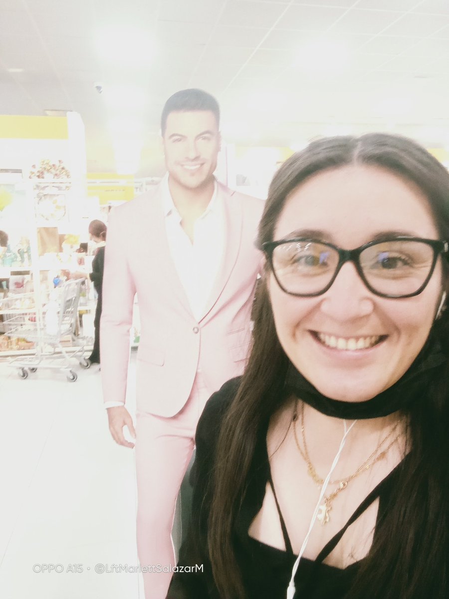 _lilimarlett's tweet photo. Soy una loquilla por ir solo a ver estos dobles tuyos 😝ya le  estaba diciendo al gerente que me lo guarde y serían dos que tendré 😝 amo mi locura @_CarlosRivera ❤️ https://t.co/ZvbHX7trEY