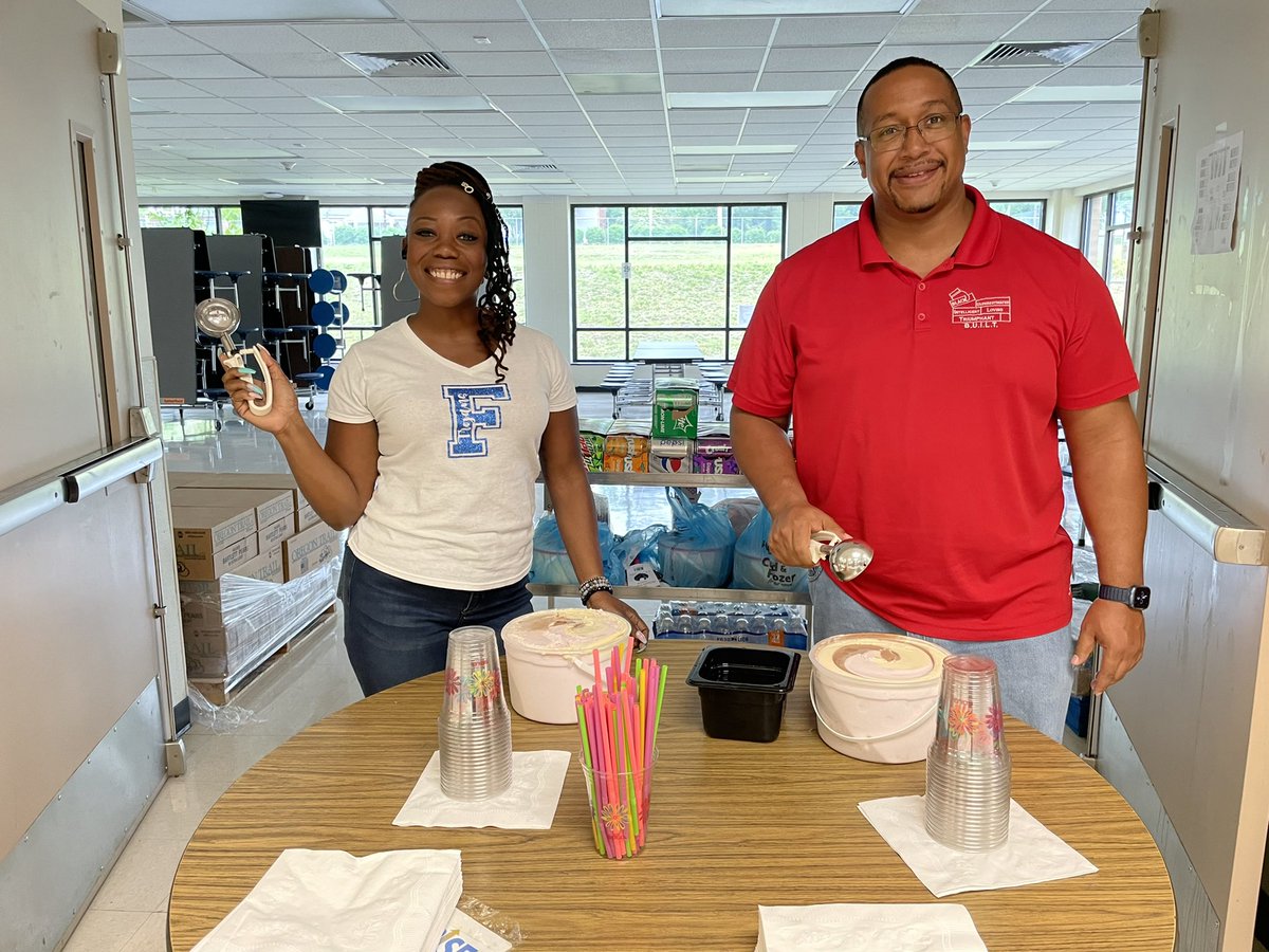 lmkinard's tweet photo. Final Day of Teacher Appreciation Week - Float Friday! #FMSLevelUp https://t.co/EQG12Sy6ht