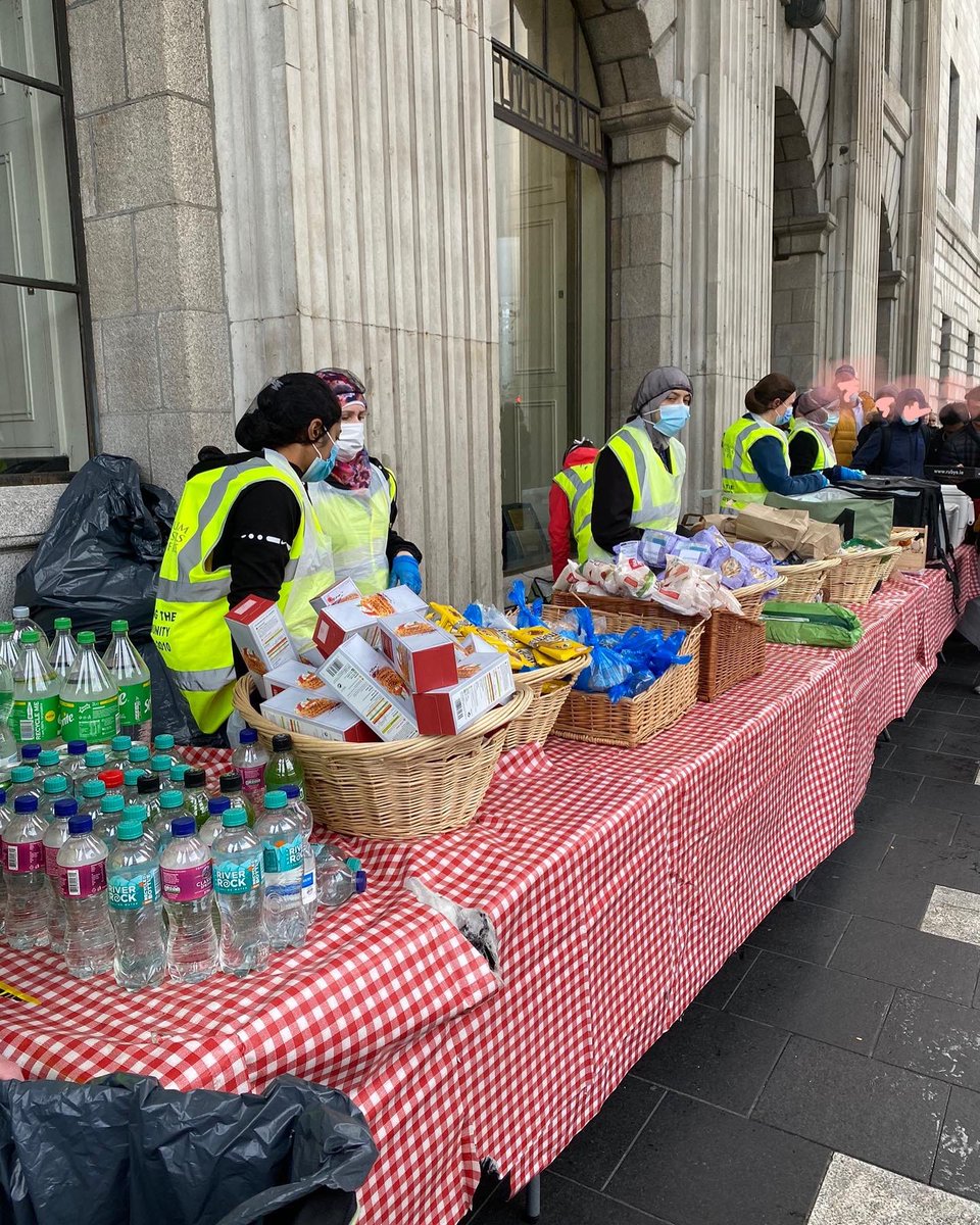 Msoe_Dublin's tweet photo. It was a lovely warm day at the Soup. We had 4 tables set up with 370 hot meals, sandwiches, pastries, cookies, scone, fruits, veg, chocolates, drinks etc. We also had sleeping bags. People are opting to sleep out in the street, rather than hostels where they feel its unsafe. https://t.co/XwQAqA5cak