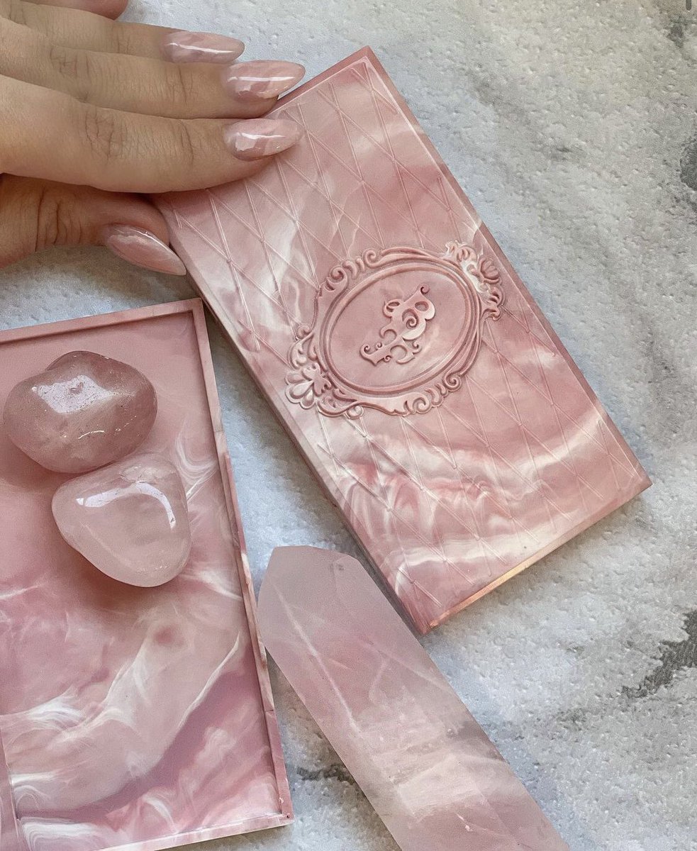 QGBrunaTavares's tweet photo. 🚨 #BTSPOILER — Bruna revelou hoje via instagram a embalagem de mais uma paleta de edição limitada da @linhabrutavares. 💙

A #BTCupid será especial do dia dos namorados e terá a temática da “Quartzo Rosa”, pedra do amor e da paixão. 💘

Quem amou? 🥰

#BrunaTavares • #maquiagem https://t.co/PO02DGXurM