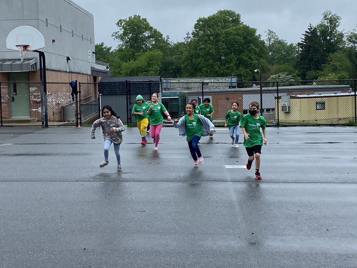 WoodburnES_3rd's tweet photo. We love our new tshirts! Thank you @PtaWoodburn 💚 https://t.co/AuIAK6g4U7