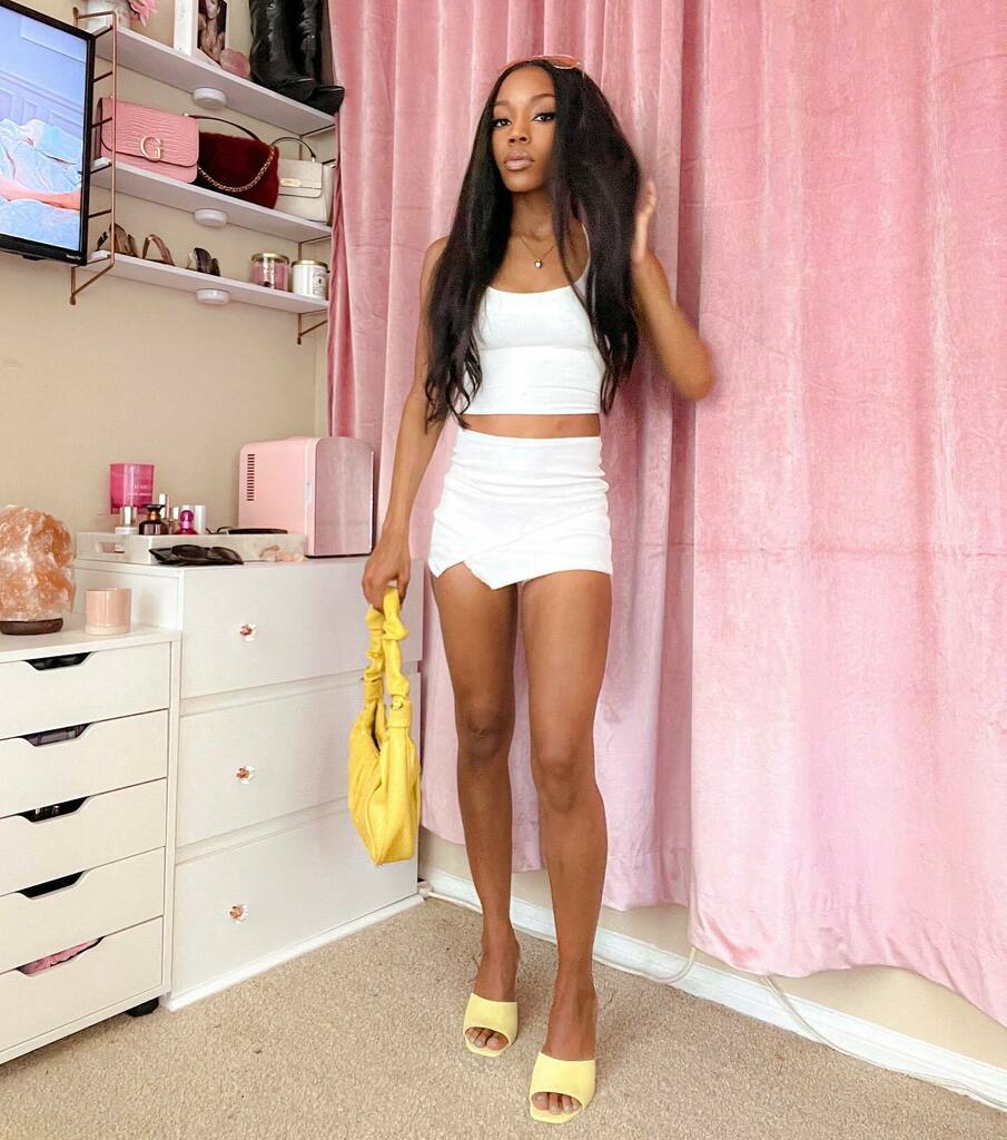 Feeling like a whole Barbie doll in my new pink office 🤩 My home office/studio makeover video is up now on <a href="/youtube/">YouTube</a>! A full detailed tour is coming next week 💕
•
•
•
•
•
#pinterestaesthetic #pinterestgirl #pinkaesthetic #girlygirl #lablogger #bla… instagr.am/p/CdOvoD_hR0F/