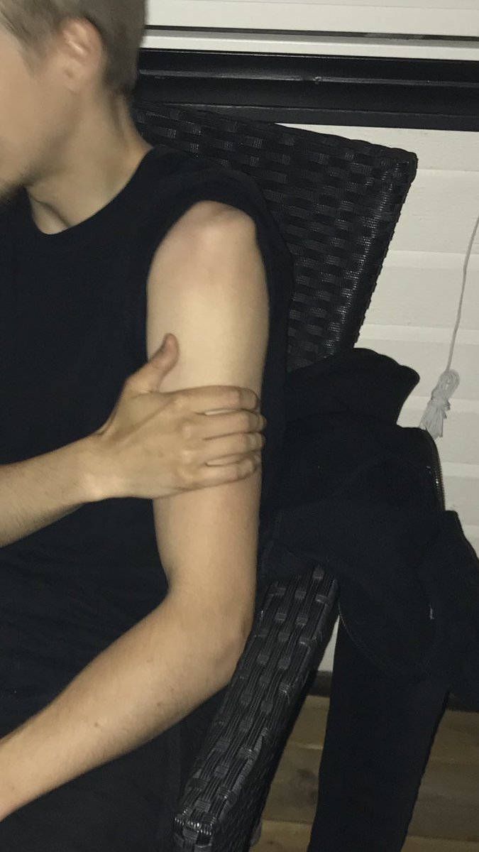 Fick besök av ett litet fyllo nu. Utan skor och helt borta! Tur att han kom till mig. Han är körd till akuten.. Glömde säga att jag känner inte pojken…