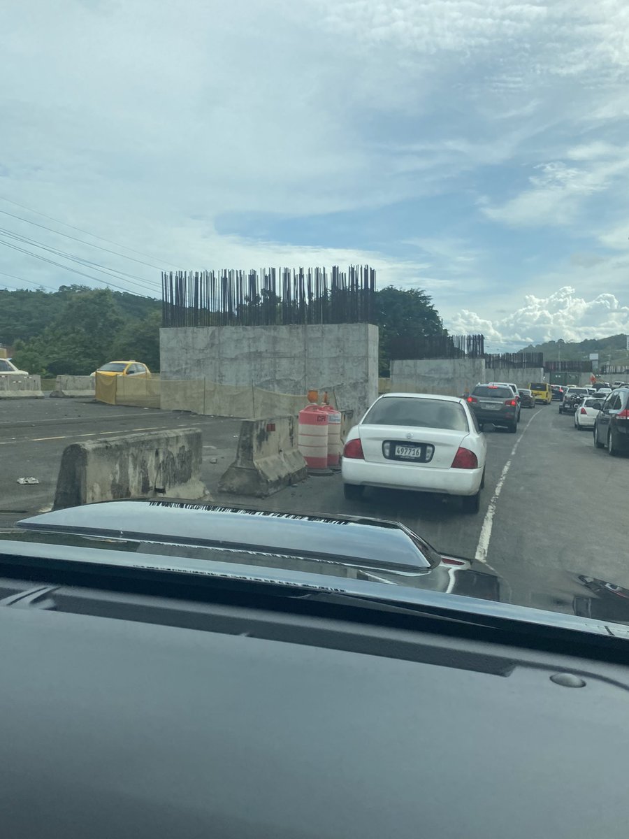 Los ciudadanos debemos recibir información sobre el futuro de esta obra. No hay nadie trabajando y lo único que genera su estado actual, es congestión vehicular.