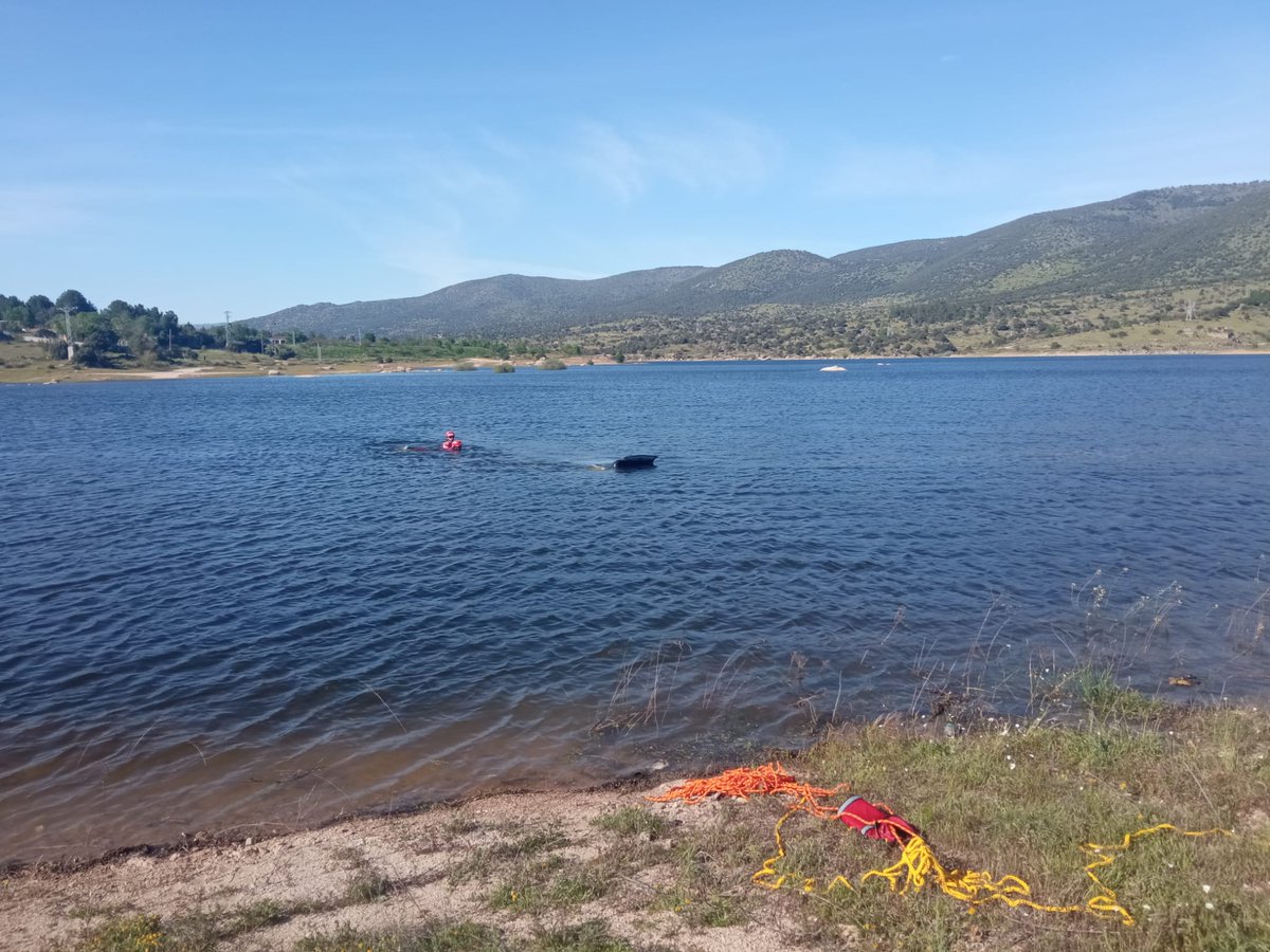 Pasadas las 17 horas de este viernes, #BomberosAv ha intervenido en el rescate en el pantano de El Burguillo de un vehículo al que se le habría roto el freno.

Sin heridos.