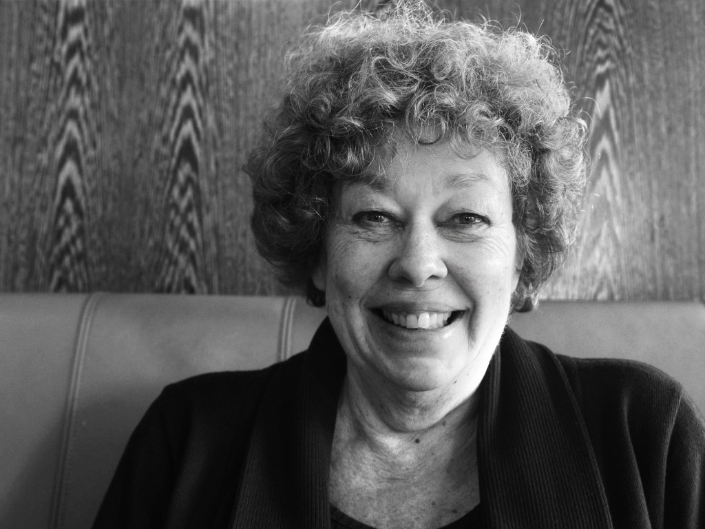 Kunsthistoricus Sis van Rossem is op 4 mei overleden in een Utrechts ziekenhuis waar ze twee dagen eerder werd opgenomen na een val in haar woning. Sis was nauw betrokken bij het magazine Maarten!. Ze schreef columns die door duizenden fans werden gelezen. ow.ly/wTw250J1J0R