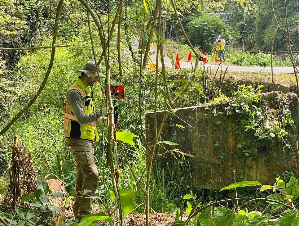 agrimensora's tweet photo. No hay trabajo imposible cuando se trata de mejorar la infraestructura de nuestro país 💪🏼

“As-built” y topografía para el control de inundaciones 👷🏻

#agrimensura #puertorico #agrimensores #cuencashidrograficas #riosyquebradas https://t.co/gEMJbQUTL5
