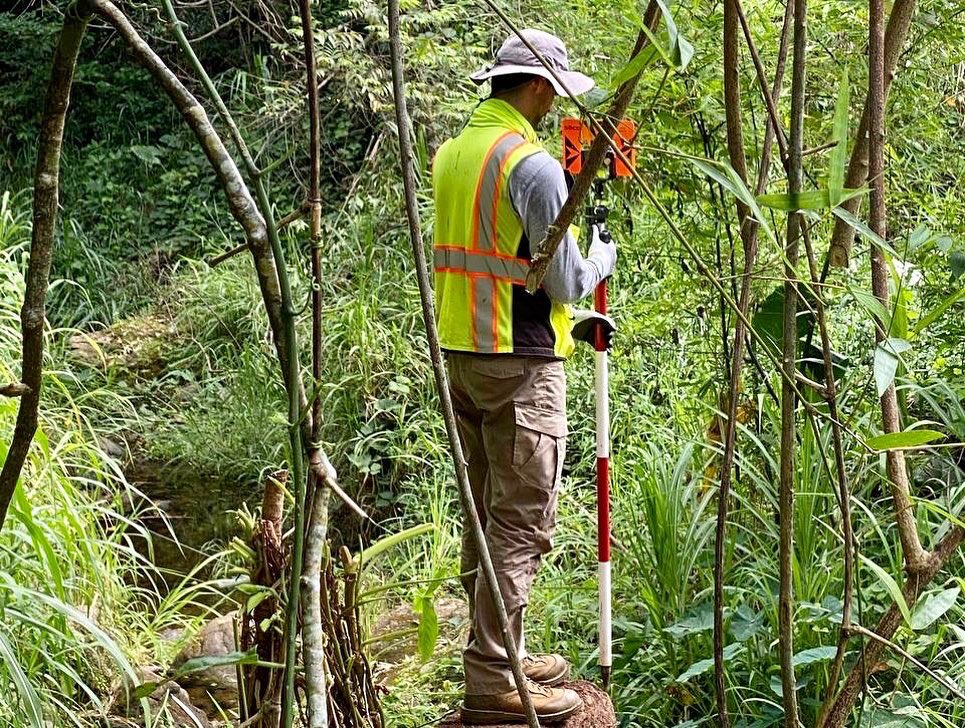 agrimensora's tweet photo. No hay trabajo imposible cuando se trata de mejorar la infraestructura de nuestro país 💪🏼

“As-built” y topografía para el control de inundaciones 👷🏻

#agrimensura #puertorico #agrimensores #cuencashidrograficas #riosyquebradas https://t.co/gEMJbQUTL5