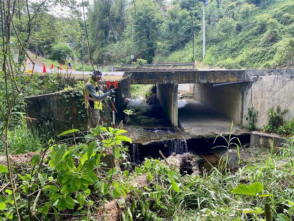 agrimensora's tweet photo. No hay trabajo imposible cuando se trata de mejorar la infraestructura de nuestro país 💪🏼

“As-built” y topografía para el control de inundaciones 👷🏻

#agrimensura #puertorico #agrimensores #cuencashidrograficas #riosyquebradas https://t.co/gEMJbQUTL5