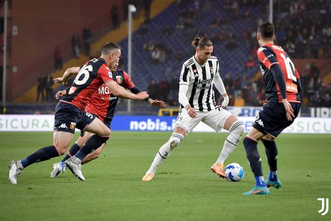 lnstantFoot's tweet photo. ⏱️ TERMINÉ ! La Juventus s'incline 2-1 en toute fin de match face au Genoa ! Désillusion pour les turinois qui disent adieu au titre !

#SerieA | #GenoaJuventus https://t.co/sBTN66WgG6