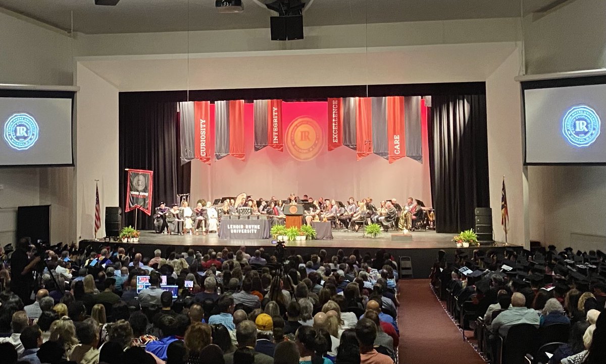 LRBearsFootball's tweet photo. 𝐏𝐥𝐚𝐲 𝐇𝐚𝐫𝐝, 𝐖𝐨𝐫𝐤 𝐇𝐚𝐫𝐝𝐞𝐫 🎓🐻🎓 https://t.co/TDF573b8Gt