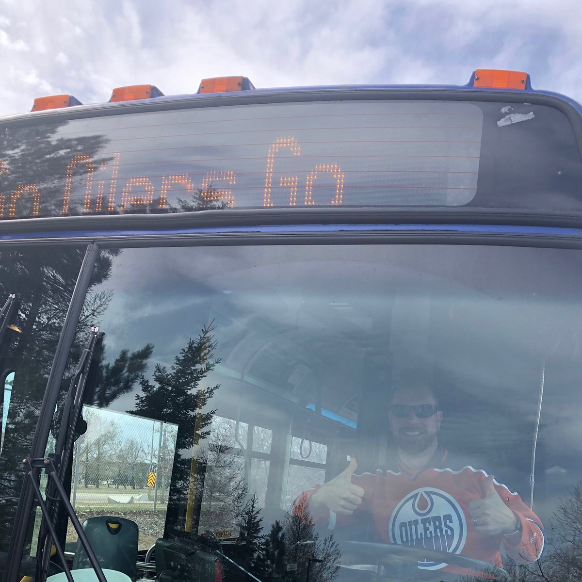 takeETSalert's tweet photo. Whether you’re enjoying Game 3 at Rogers Place, at your favourite bar/restaurant, or even from your best friend’s couch, our operators are looking forward to helping you get there tonight. Plan your trip at https://t.co/tM3eCpjw2b #YegTransit #LetsGoOilers https://t.co/cezKLk21bn