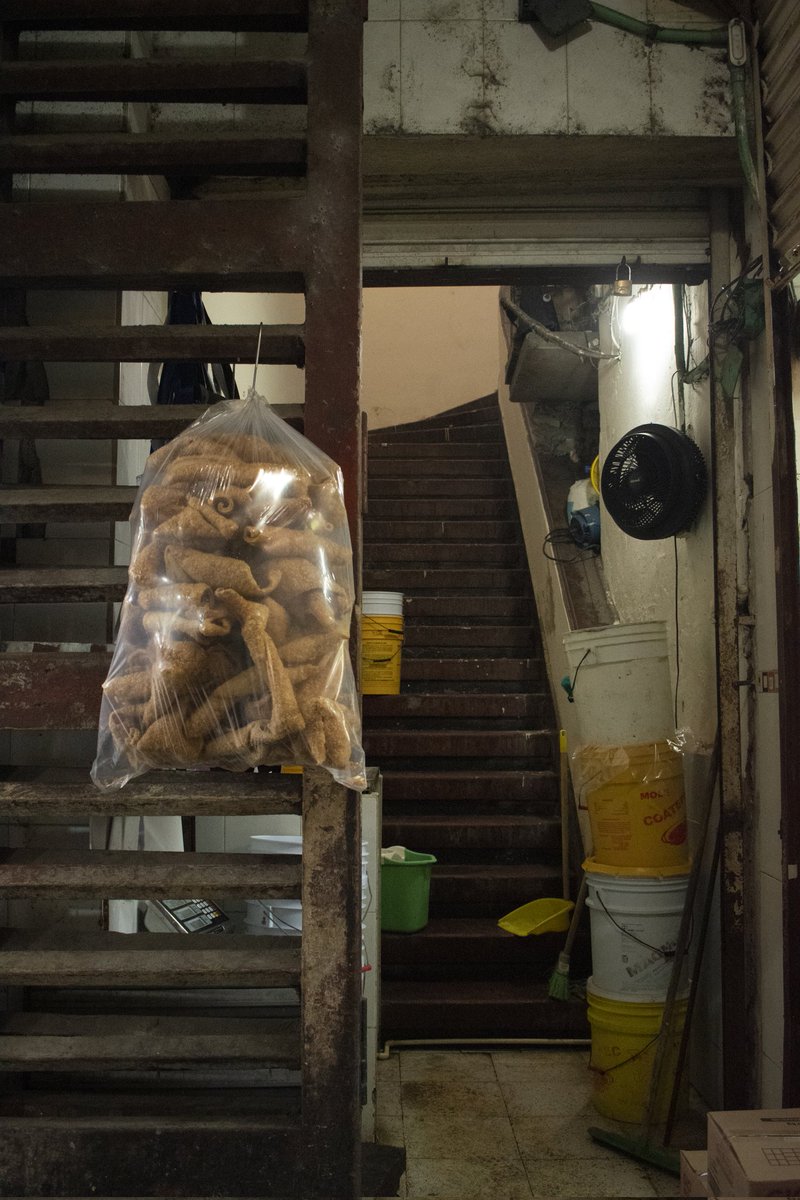 ComencemosMC's tweet photo. #ComencemosFotografía
"Piel de cerdo"
Capturada: 04/04/2022
Descripción: "El mercado viejo del puerto tiene tanta historia como personajes, sólo tienes que observar con atención".
Por: Carlos Navarro
Estudiante de Comunicación de la Universidad Veracruzana
#Comencemos https://t.co/BffyEP0EAW