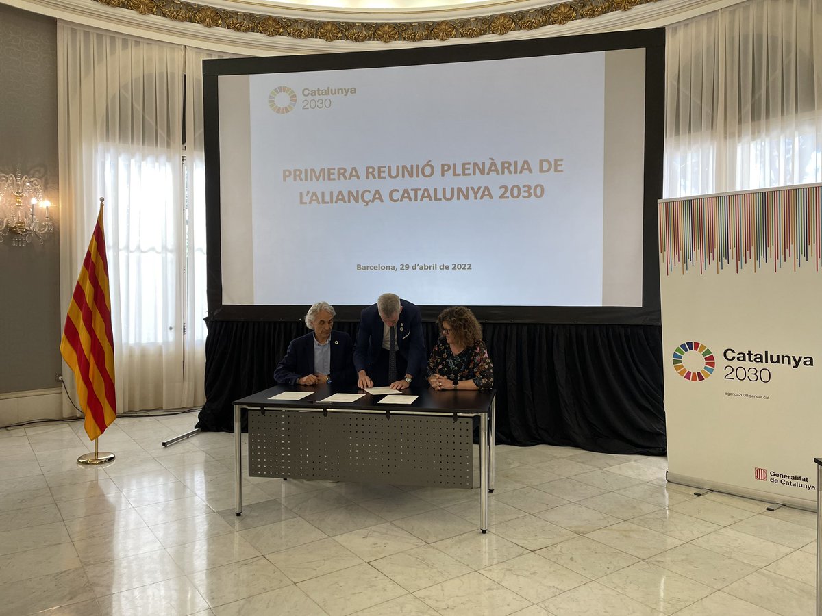 La darrera setmana l'alcalde d'Amposta, @adamtomas , va assistir a la primera reunió plenària de #AliançaCatalunya2030, on l'@ajamposta va signar l'acord d'adhesió a #Agenda2030, integrada per més de 60 organitzacions (1) 👇🏽