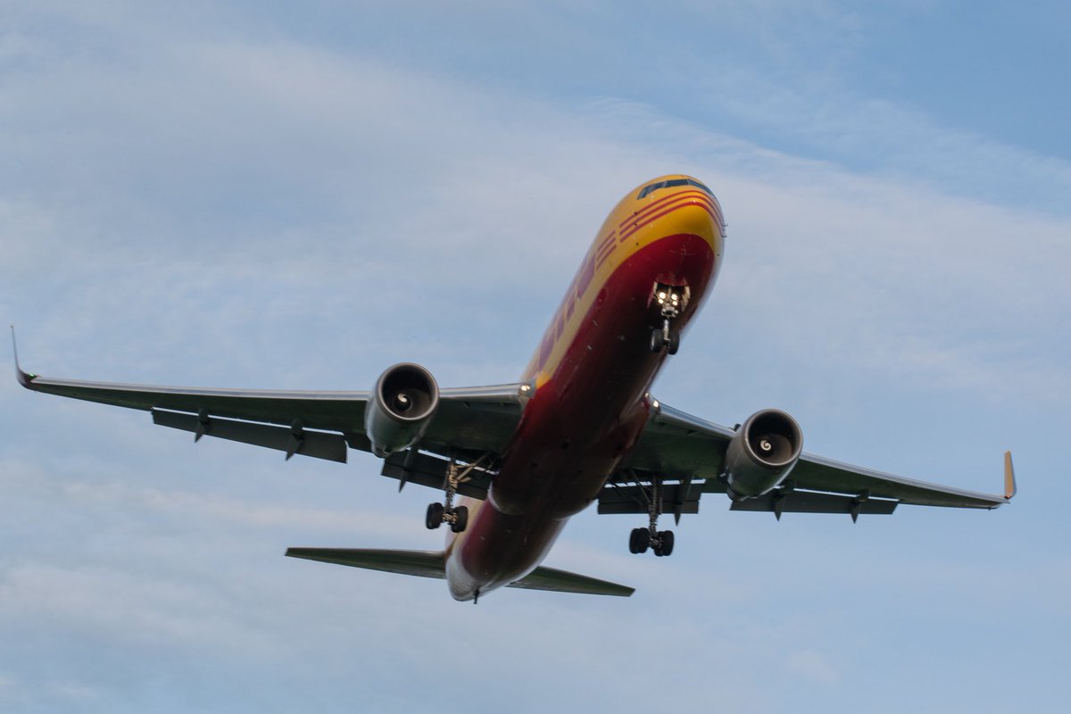idkchxz's tweet image. Beautiful couple of planes last night (2 pics of the queen of the skies (747)) ✈️ #eastmidlandsairport #ema #egnx #Planespotting