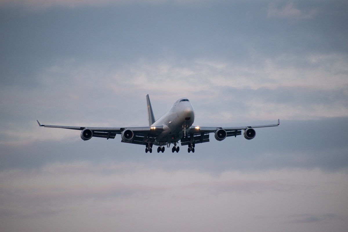idkchxz's tweet image. Beautiful couple of planes last night (2 pics of the queen of the skies (747)) ✈️ #eastmidlandsairport #ema #egnx #Planespotting